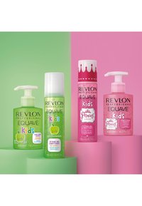Fire hårpleieprodukter for barn i grønn og rosa emballasje: to sjampoer og to balsamer, med lekne design og fruktige dufter.