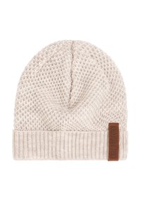Szydełkowa czapka beanie w jasnym beżu z teksturowanym korpusem, ściągaczem i brązową skórzaną łatą z logo po boku. Miękki materiał dzianinowy, przytulny design.