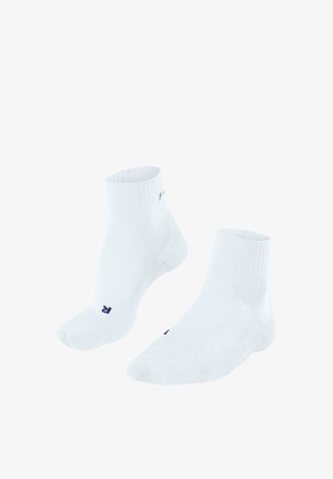 Chaussettes blanches pour cheville avec texture côtelée et design incurvé. Présentent un logo bleu marine près du talon. Fabriquées en matériau doux et respirant.