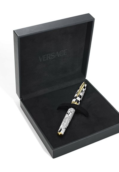 Versace nalivno pero v črni škatli. Ima belo in črno vzorčeno telo, zlate detajle in eleganten, sofisticiran dizajn.