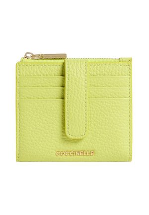 Mały portfel ze skóry w jasnozielonym kolorze limonki, z sześcioma miejscami na karty, zapięciem na zatrzask, kieszenią na zamek błyskawiczny oraz złotym logo "COCCINELLE" na froncie.