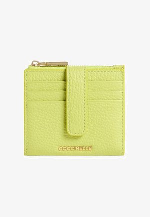 Pequeña cartera de cuero verde lima con seis ranuras para tarjetas, cierre de pestaña, bolsillo con cremallera y logo dorado "COCCINELLE" en el frente.