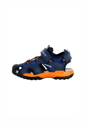 Infradito blu e arancione realizzate con materiali in rete e gomma, dotate di cinghie regolabili, design con ritagli e suola in gomma per una migliore aderenza.
