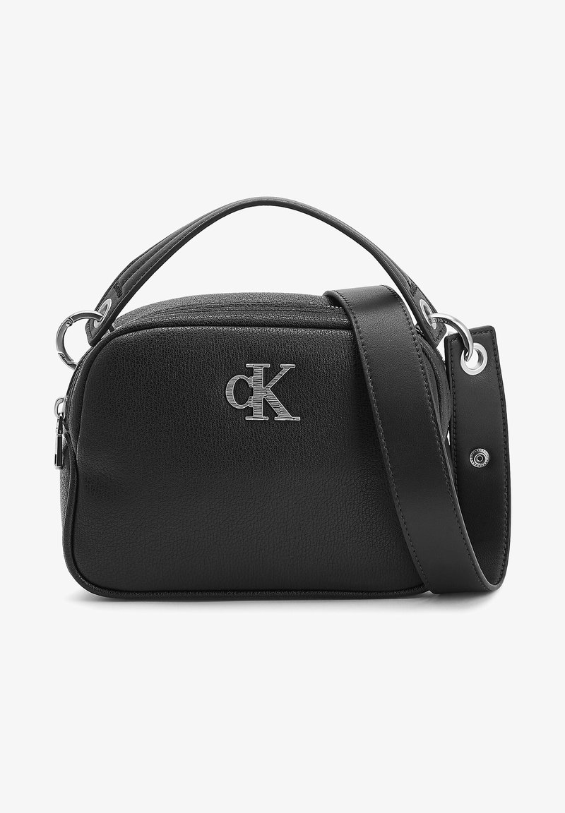 Czarna skórzana torba na ramię z teksturowaną powierzchnią, srebrnymi metalowymi elementami i wyraźnym logo CK. Posiada odpinany pasek na ramię oraz górną rączkę.
