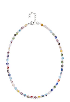 Halskæde med multicolorede runde perler, nogle med blomster mønstre, som veksler med små hvide perle-lignende perler og en sølvspænde med justerbar kæde.