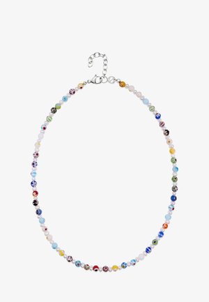 Halskæde med multicolorede runde perler, nogle med blomster mønstre, som veksler med små hvide perle-lignende perler og en sølvspænde med justerbar kæde.