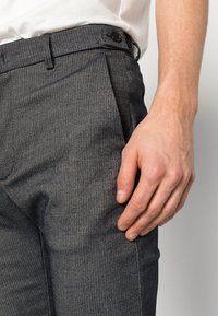 Replay PANTS - Calças - navy/light khaki