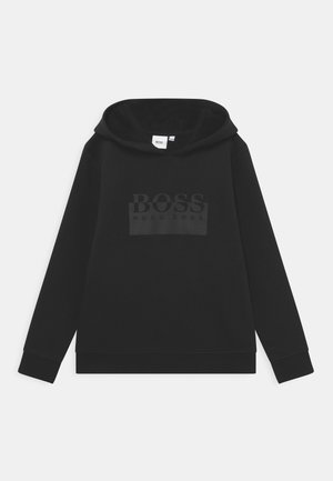 Sort pullover-hoodie med en frontlomme i kængurustil, der har et tekstureret logodesign i en mørkere sort nuance. Fremstillet af bomuldsblanding.