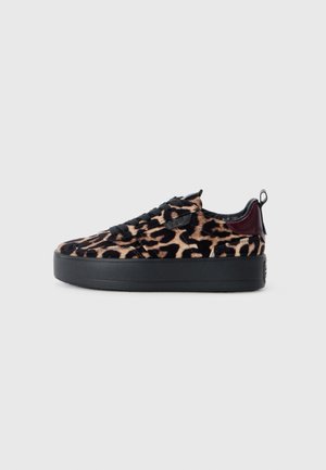 Leopardprint sneaker met zwart gestructureerde plateauzool, zwarte veters en bordeauxrode hielaccent. Zacht stoffen bovenwerk met dierenpatroon.