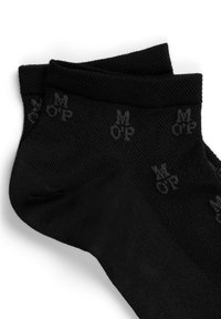 Schwarze Knöchelsocken aus strukturiertem Stoff mit einem dezenten Muster der Buchstaben "MOP" in einem etwas dunkleren Farbton.