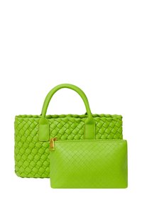 Geweven groene leren tote bag met twee handvatten, vergezeld van een bijpassende ritszak. Beide hebben een gestructureerd, diamantpatroon op het oppervlak.