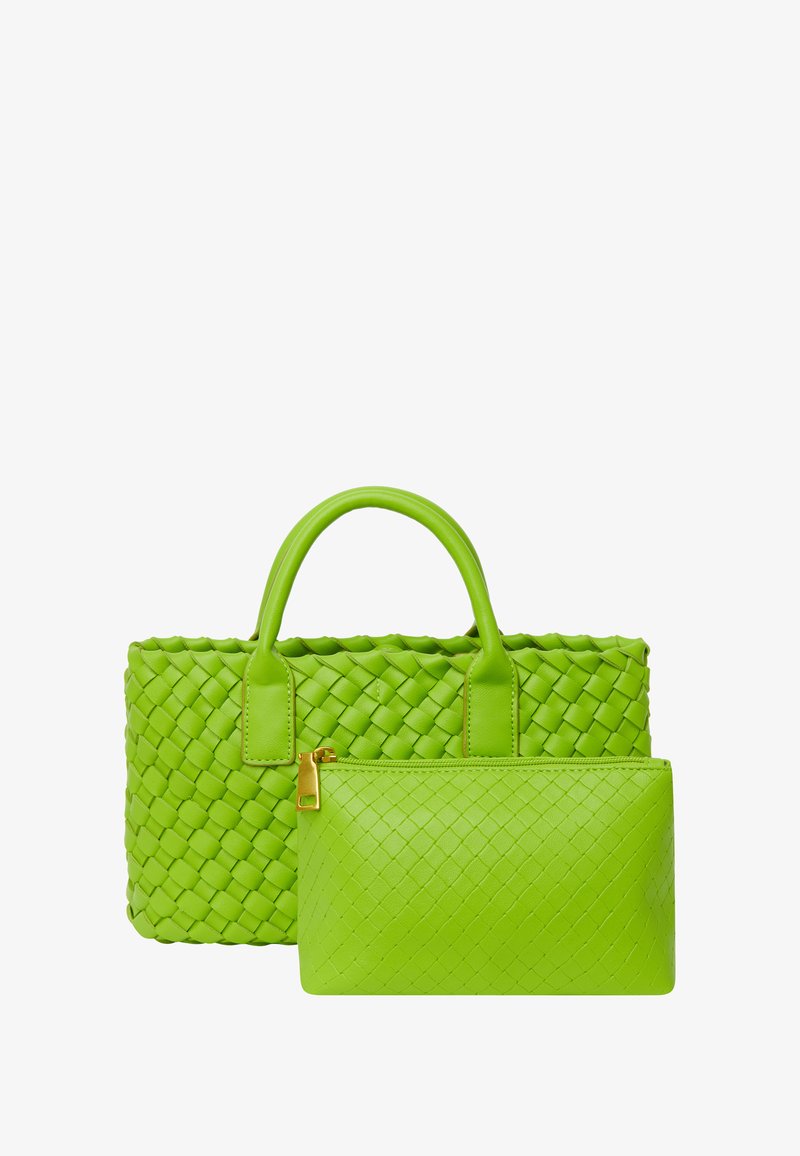 Geweven groene leren tote bag met twee handvatten, vergezeld van een bijpassende ritszak. Beide hebben een gestructureerd, diamantpatroon op het oppervlak.