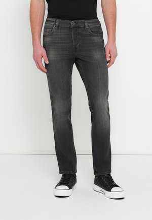 Sirgete säärtega teksad - 02