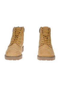 Stivaletti in suede beige con punta rotonda, sei occhielli in metallo e lacci gialli. Suole in gomma con un motivo di presa testurizzato.