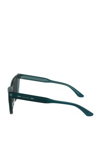 Occhiali da sole in plastica teal con forma rettangolare, lenti scure e marchio Calvin Klein sulla asta. Presentano un design testurizzato sull'asta.