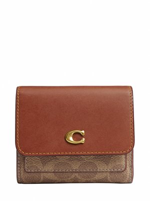 Portefeuille compact en cuir marron avec bords cousus, partie inférieure texturée et emblème en métal doré "C" centré sur le rabat avant.