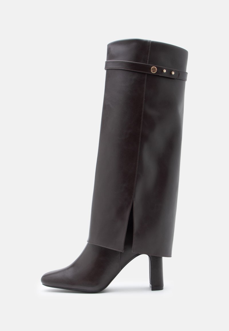 Kozaki do kolan w ciemnym brązie, wykonane z gładkiej skóry, z ostrym noskiem, obcasem w szpilce oraz ozdobnym paskiem z metalowymi akcentami. Gładka faktura, delikatne wycięcie.