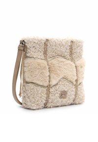 Borsa a tracolla beige texturizzata in pelliccia sintetica con una superficie morbida e ricciosa. Presenta una tracolla in pelle liscia e cuciture decorative.