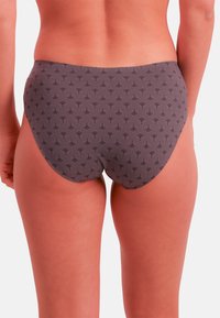 Graue Badehose mit einem kleinen, sich wiederholenden dreieckigen Muster. Der Stoff wirkt glatt und leicht glänzend.