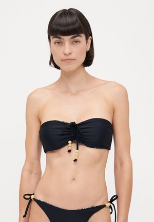 Zwart bikini set met een strapless top met rimpelingen en accenten van houten kralen, en bikinibroekjes met een vergelijkbare kraaldetail aan de zijkant. Gladde textuur.
