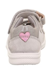 Šedé semišové dětské boty s růžovým srdíčkem, nastavitelným suchým zipem a bílou gumovou podrážkou. Okráglý špička, měkká podšívka, polstrovaný límec.