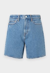 Șorturi din denim de culoare albastră deschisă. Material continuu cu cinci buzunare, închidere cu nasture și cusături subtile de-a lungul cusăturilor și buzunarelor.