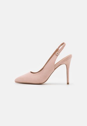 Roze suède hoge hak slingback schoen met spitse neus en decoratieve parel en rhinestone gesp op de enkelriem.