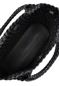 Borsa nera intrecciata con un esterno testurizzato, manici intrecciati e un interno in pelle nera liscia con brand embossato.