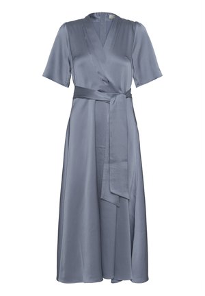 Šviesiai pilkas apykaklės suknelė, pagaminta iš lygaus audinio. Yra trumpomis rankovėmis, V formos iškirpte ir atitinkamu diržu juosmens srityje, su plazdančia sijonu.