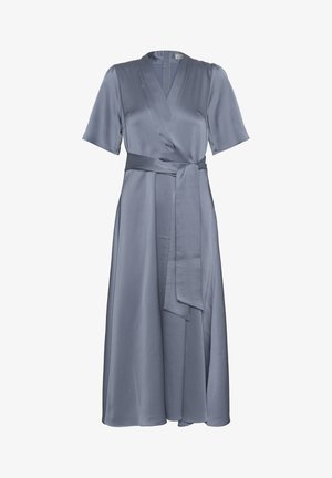 Haljina od blagog sive boje, izrađena od glatkog materijala. Ima kratke rukave, V-izrez i pripadajući pojas u struku, s lepršavom suknjom.