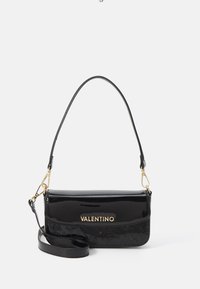 Sort lakeret håndtaske med en aftagelig rem, der har et guld "Valentino" logo og præget branding på forsiden.