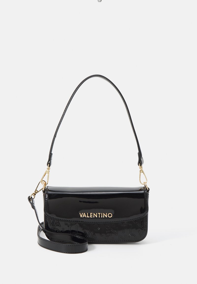 Sort lakeret håndtaske med en aftagelig rem, der har et guld "Valentino" logo og præget branding på forsiden.