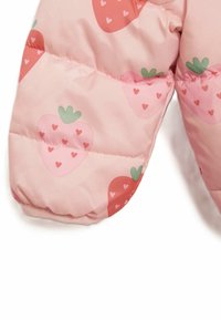 Rooze winterjas met een gewatteerd ontwerp. Versierd met rode en groene aardbeienpatronen en kleine hartjes. Zachte, glanzende textuur.
