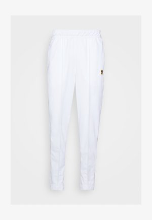 Pantalones deportivos blancos con cintura elástica, que cuentan con bolsillos laterales y detalles de costura sutiles a lo largo de las piernas.