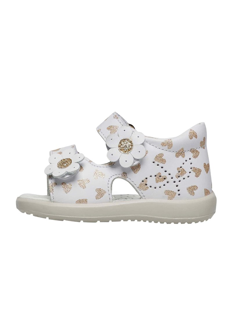 Sandalo in pelle bianca con motivi a cuore dorati, decorazioni floreali, cinturini regolabili, dettagli intagliati e suola in gomma resistente di colore chiaro.