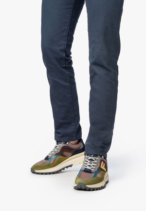 Sneaker multicolori realizzati con un mix di materiali tra cui suede e rete. Presentano un logo arancione ben visibile, una suola spessa e lacci texturizzati.