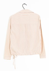 Gestreepte, langemouw shirt van zachte stof. Lichtroze basis met dunne, donkerroze verticale strepen. Koordonder in de zoom en met manchetten.