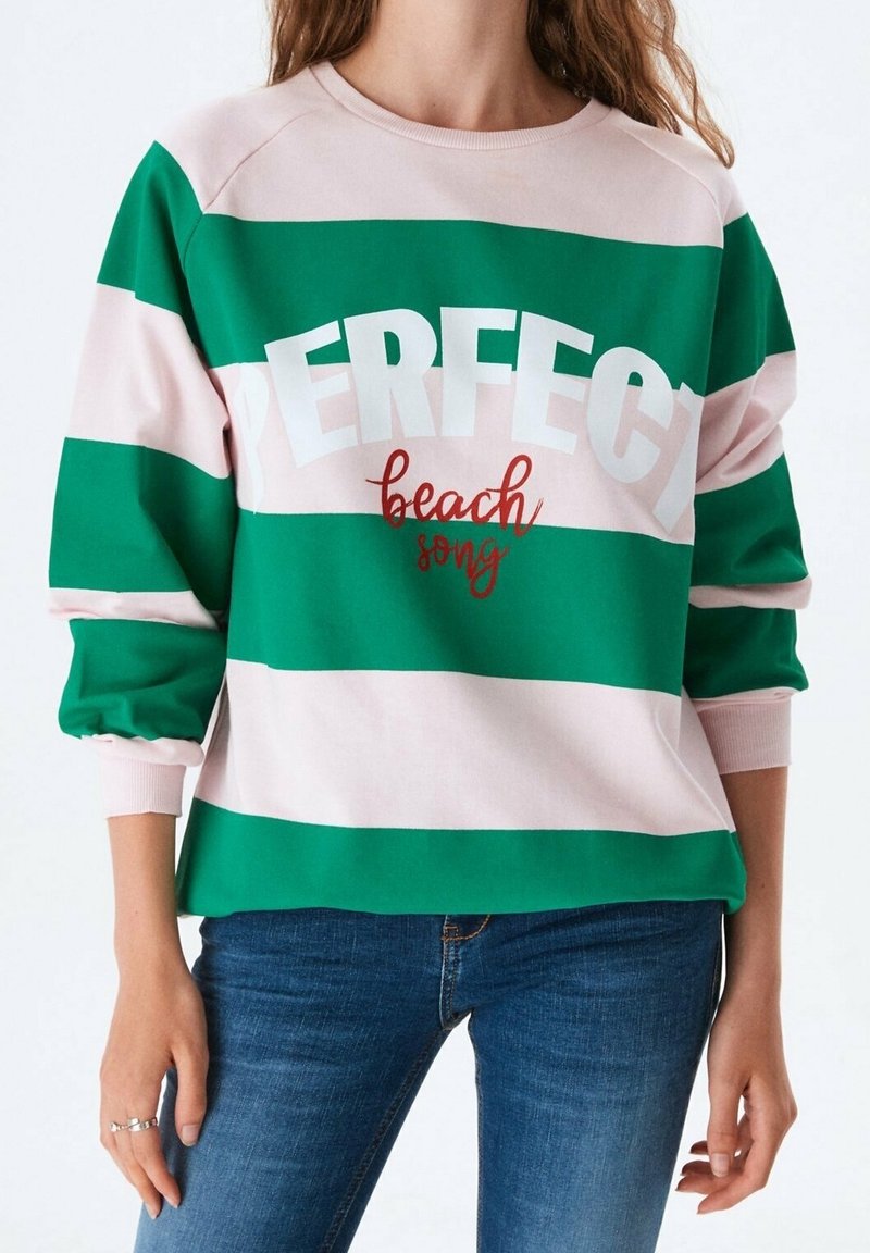 Sudadera a rayas verdes y rosas con el llamativo texto blanco "PERFECT" y un acento rojo de "beach song", con mangas acampanadas y textura suave.