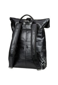 Mochila de cuero negro con cierre enrollable, correas ajustables, bolsillo frontal con cremallera y textura suave. Presenta acentos de hardware plateado.