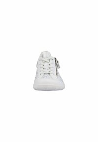 Baskets blanches avec un dessus texturé et un design à motifs, fermeture à lacets et à zip, et une semelle en caoutchouc rembourrée.