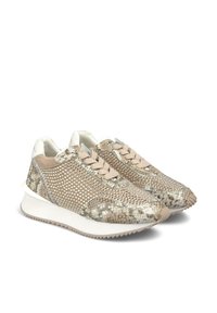 Sneakers con un design in serpente metallizzato e beige testo, caratterizzati da una parte superiore in mesh, accenti crema e una suola in gomma bianca.