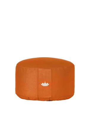 Rundes orangefarbenes Meditationskissen mit weißem Lotusblumen-Design, zentriert an der Seite, vor einem schlichten weißen Hintergrund.