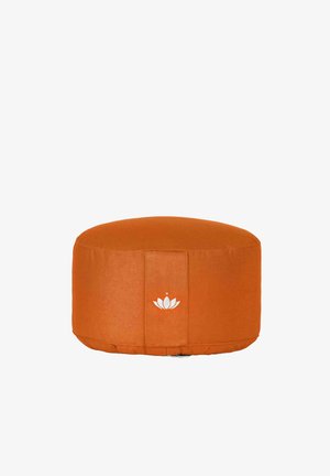 Rundes orangefarbenes Meditationskissen mit weißem Lotusblumen-Design, zentriert an der Seite, vor einem schlichten weißen Hintergrund.