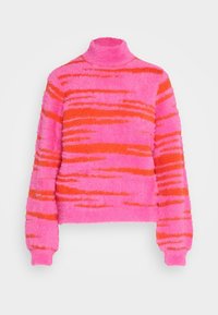 Maglione a collo alto di colore rosa brillante con strisce orizzontali arancioni, dotato di maniche lunghe e una texture morbida e pelosa.