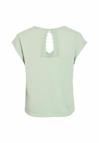 Jasnozielona bluzka z krótkimi rękawami i okrągłym dekoltem, z falistym wycięciem na plecach oraz miękkim, textured materiałem.