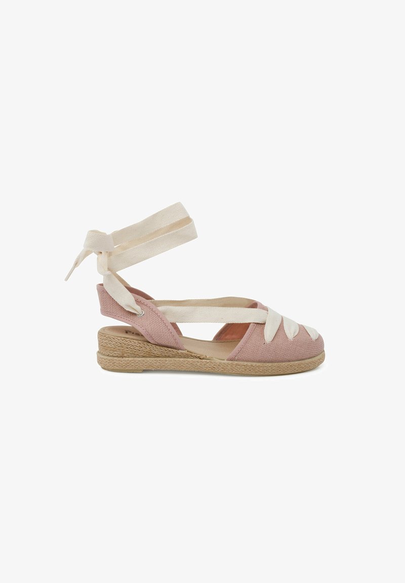 Sandalo wedge espadrilles rosa con cinturini alla caviglia color crema, sole in juta intrecciata e tomaia in tessuto liscio con design incrociato sulla punta.