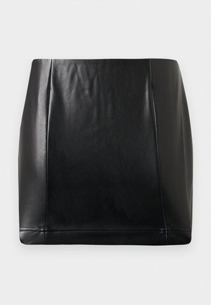 Jupe mini en simili cuir noir avec un surpiqûre sur le panneau avant et une légère brillance, posée à plat sur un fond neutre.