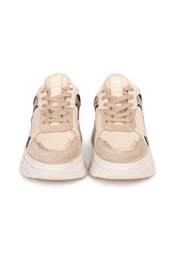 Zapatillas beige con detalles en negro, que presentan una mezcla de materiales de gamuza y malla, diseño de cordones y suelas de goma texturizadas.