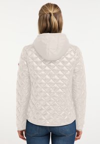 Lichte, gewatteerde witte jas met een capuchon; heeft een glanzende textuur en een getailleerd ontwerp, zichtbare naden en een ronde zoom.