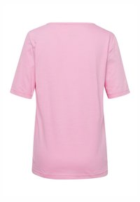 Kurzes rosa Baumwoll-T-Shirt mit lockerer Passform, Rundhalsausschnitt und kurzen Ärmeln, das eine glatte Textur aufweist und keine sichtbaren Muster oder Akzente hat.